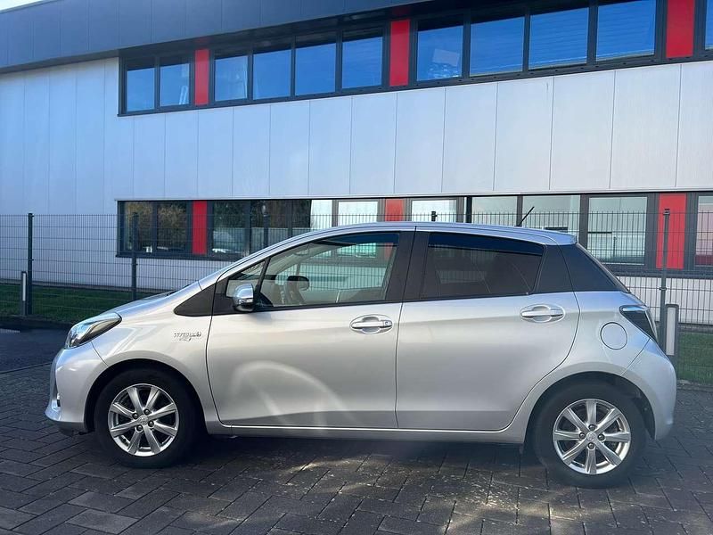 Gebraucht Toyota Yaris Hybrid Edition 75 PS (55 kW) 2014 Silver metallic Kleinwagen
