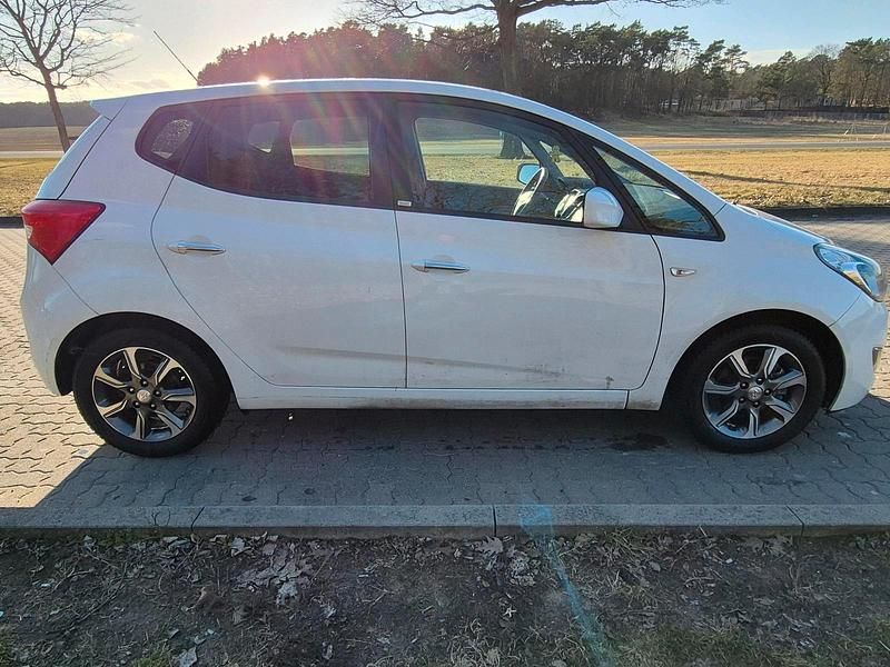 Gebraucht Hyundai ix20 90 PS (66 kW) 2016 Weiß Kleinwagen