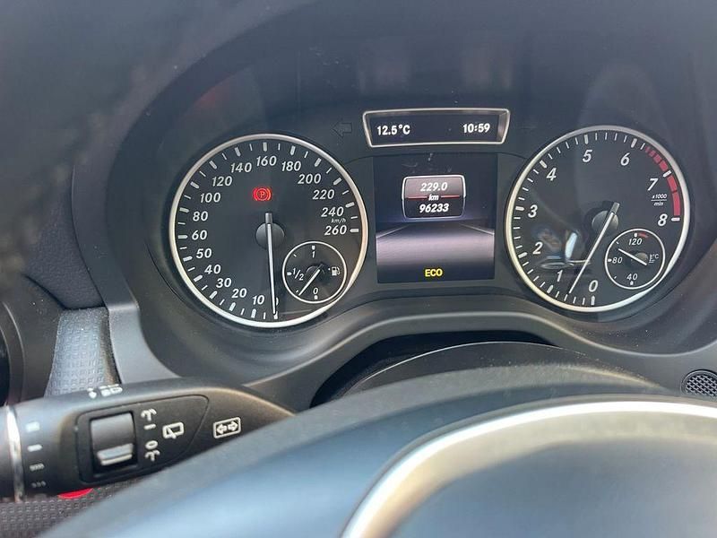 Gebraucht Mercedes A200 156 PS (114 kW) 2013 Rot Limousine