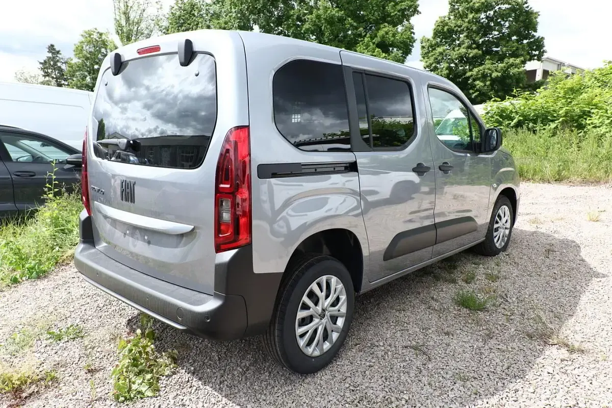 Neu Fiat Doblò 131 PS (96 kW) 2025 Maestro grau metallic Van / Kleinbus