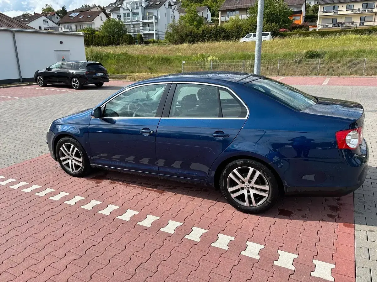 Używany VW Jetta 140 KM (102 kW) 2006 Niebieski Sedan/Limuzyna