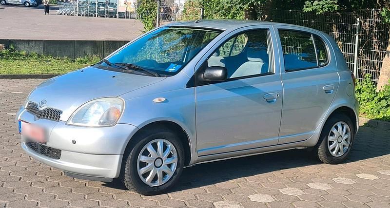 Silber Gebraucht 2001 Toyota Yaris Kleinwagen | 1.999 € (Guter Preis) - Bild 1/4