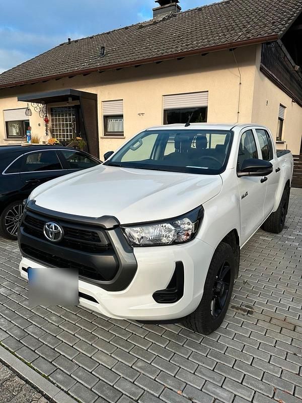 Weiß Gebraucht 2022 Toyota HiLux Abholung | 37.900 € (Fairer Preis) - Bild 1/4