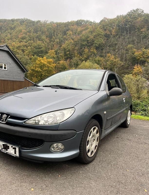 Grau Gebraucht 2006 Peugeot 206 Kleinwagen | 980 € (Fairer Preis) - Bild 1/4
