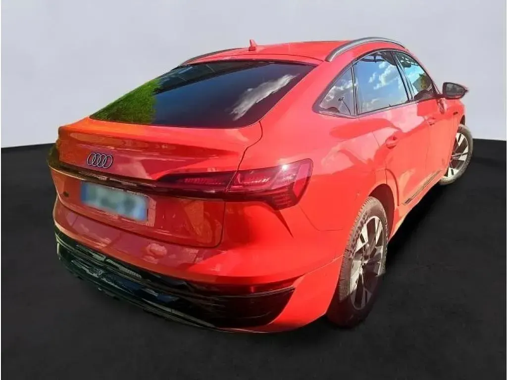 Gebraucht Audi Q8 Sportback e-tron Comfort 250 kW (340 PS) 2024 Soneirarot (metallic) SUV