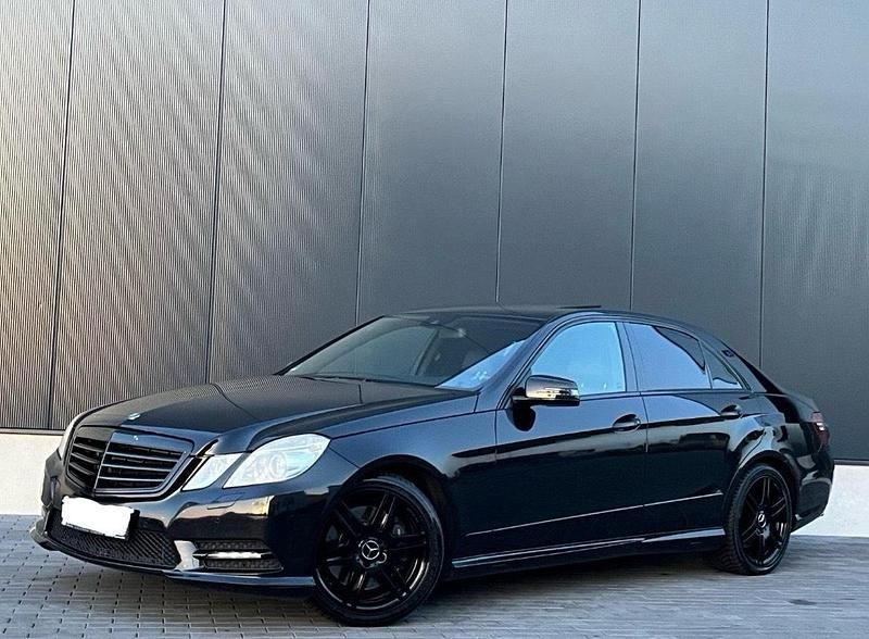 Schwarz Gebraucht 2010 Mercedes E500 Limousine | 14.250 € (Guter Preis) - Bild 1/4