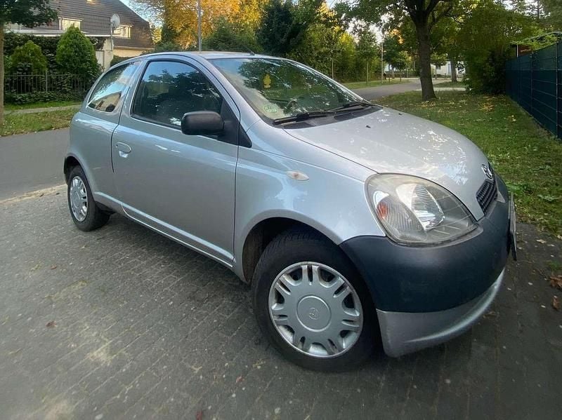 Silber Gebraucht 2001 Toyota Yaris Sol Limousine | 1.777 € (Fairer Preis) - Bild 1/4