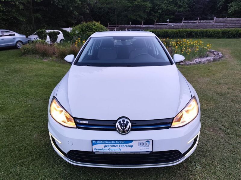 Weiß Gebraucht 2017 VW e-Golf Kleinwagen | 10.999 € (Guter Preis) - Bild 1/2
