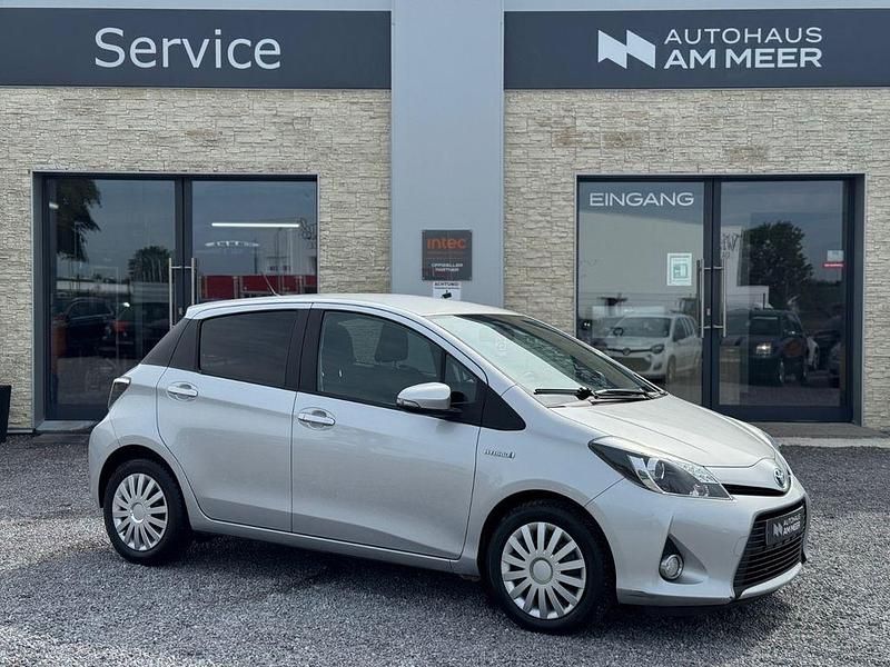 Silber Gebraucht 2013 Toyota Yaris Hybrid Edition Limousine | 6.999 € - Bild 1/4