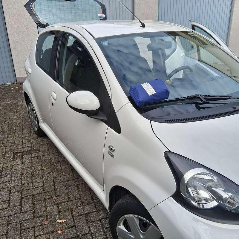 Weiß Gebraucht 2012 Toyota Aygo Cool Kleinwagen | 2.500 € (Superpreis) - Bild 1/4