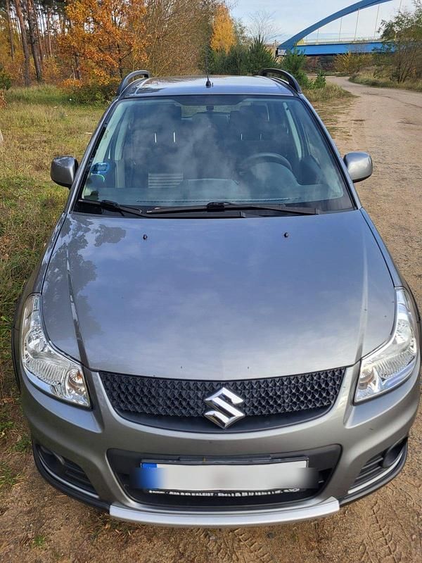 Grau Gebraucht 2010 Suzuki SX4 SUV | 8.100 € (Fairer Preis) - Bild 1/4