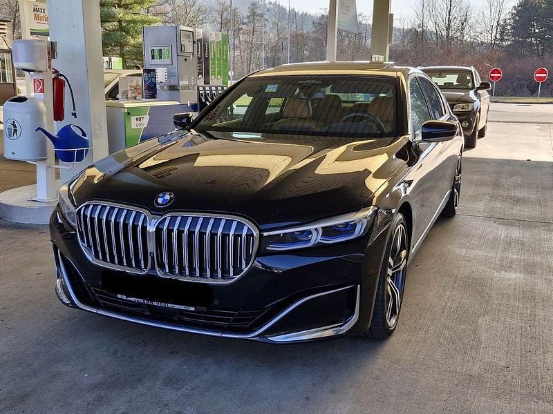 Schwarz Gebraucht 2020 BMW 740 Limousine | 47.900 € (Guter Preis) - Bild 1/4