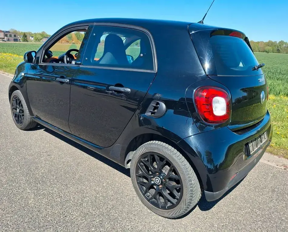 Używany Smart ForFour Passion 90 KM (66 kW) 2016 Czarny Hatchback