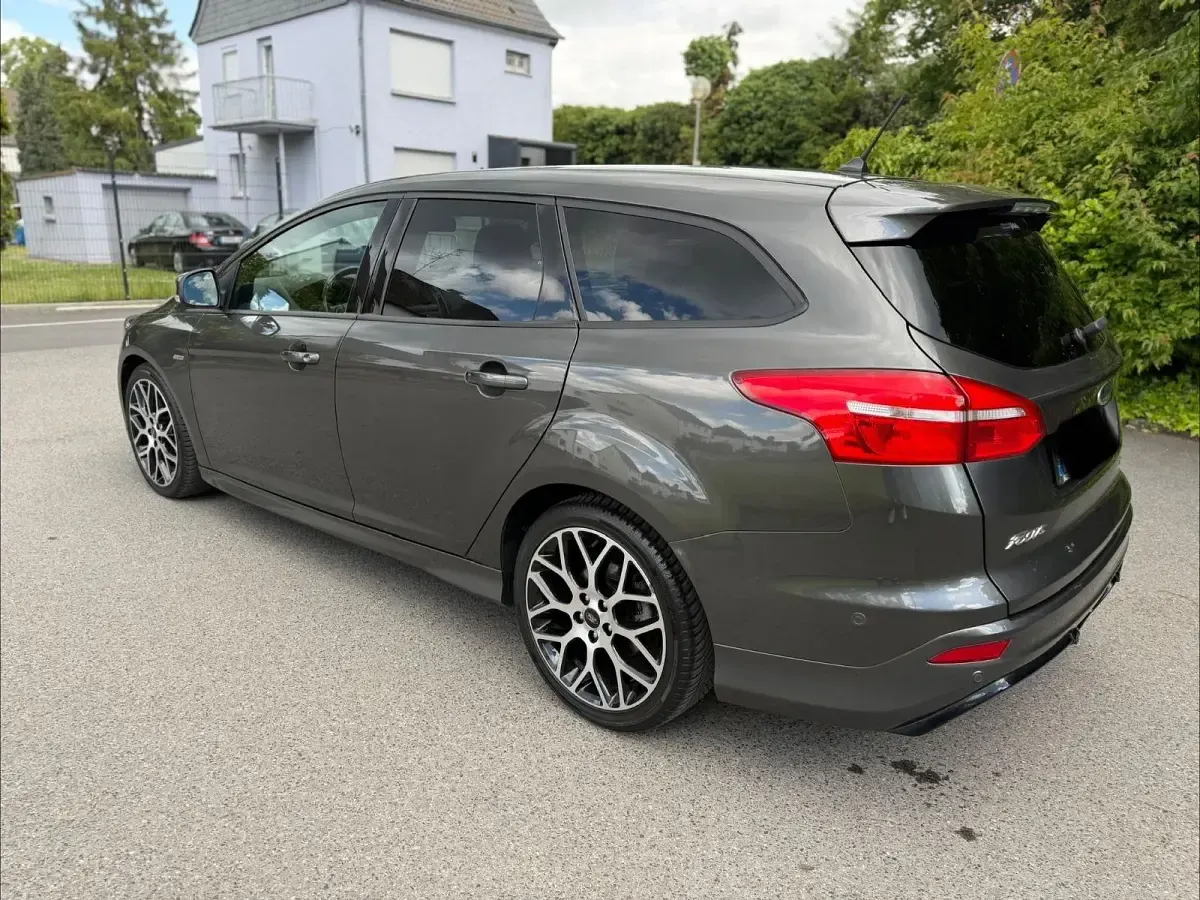 Usado Ford Focus ST-Line 140 CV (102 kW) 2018 Gris Familiar