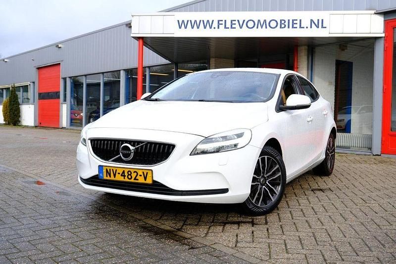 Gebraucht Volvo V40 122 PS (89 kW) 2017 Weiß Limousine
