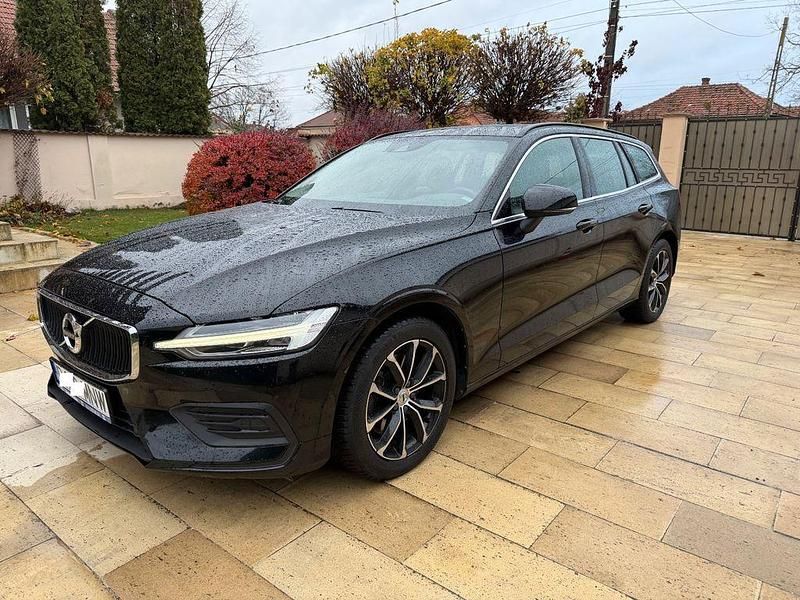 Schwarz Gebraucht 2022 Volvo V60 Momentum Kombi | 19.800 € (Superpreis) - Bild 1/4