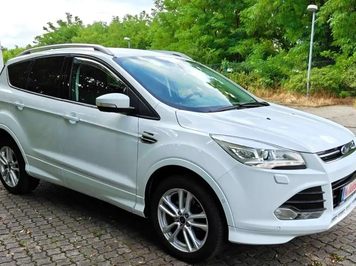 Gebraucht Ford Kuga Individual 179 PS (131 kW) 2015 Frostweiß SUV