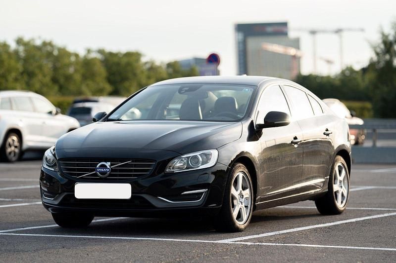 Schwarz Gebraucht 2015 Volvo S60 Momentum Limousine | 11.900 € (Superpreis) - Bild 1/4