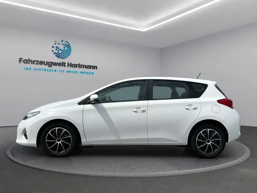 Gebraucht Toyota Auris 99 PS (72 kW) 2015 Super (pure) white ii Limousine