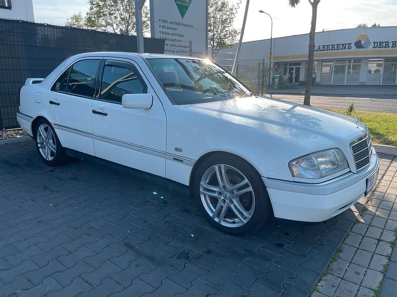 Weiß Gebraucht 1996 Mercedes 220 Elegance Limousine | 2.799 € - Bild 1/4