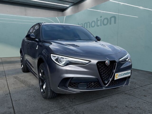 Grün Gebraucht 2023 Alfa Romeo Stelvio Quadrifoglio SUV | 77.000 € - Bild 1/2