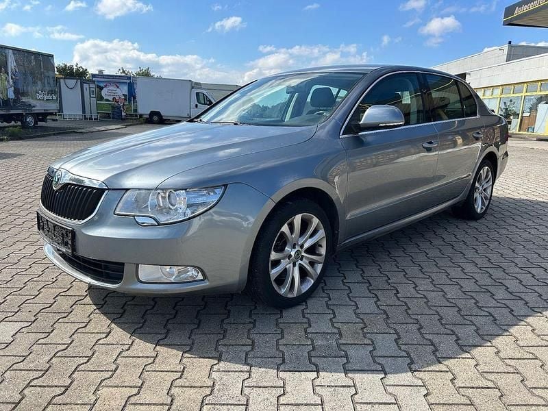Grau Gebraucht 2010 Skoda Superb Ambition Limousine | 7.350 € (Fairer Preis) - Bild 1/4
