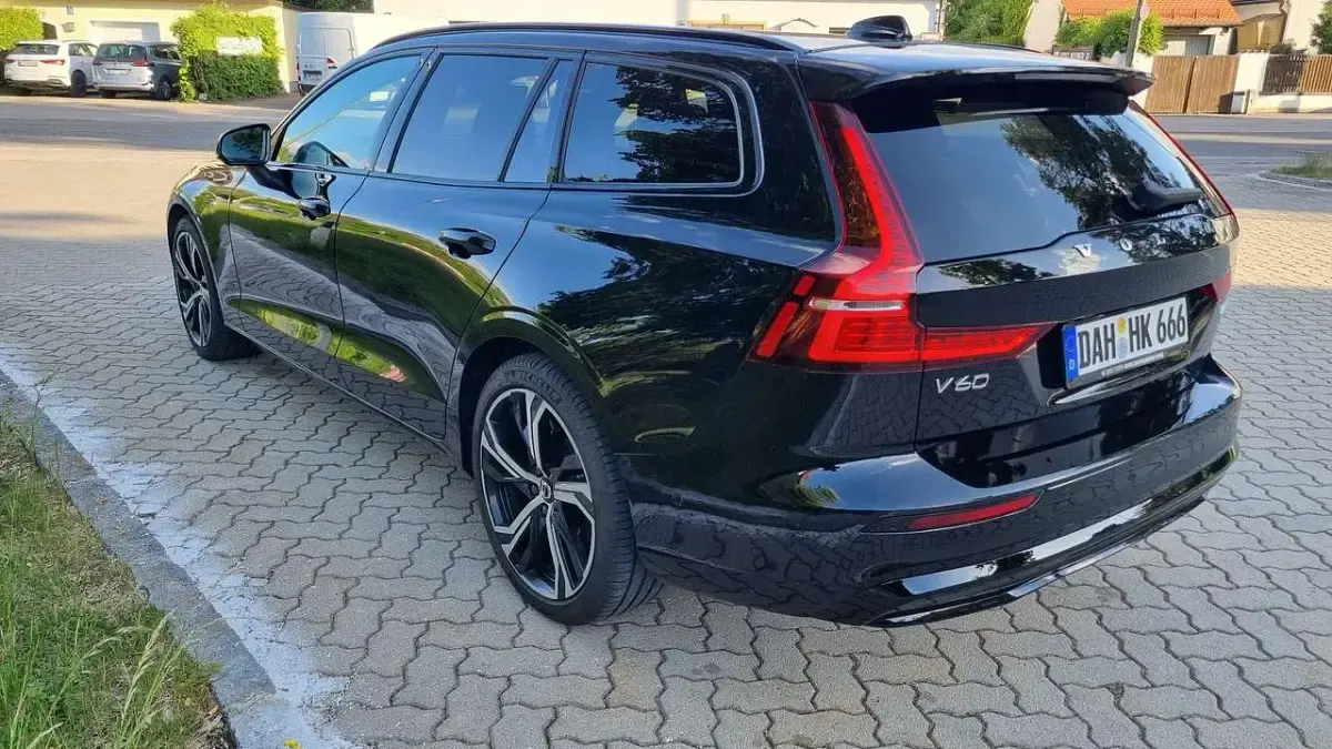 Gebraucht Volvo V60 Plus 197 PS (144 kW) 2024 Schwarz Kombi