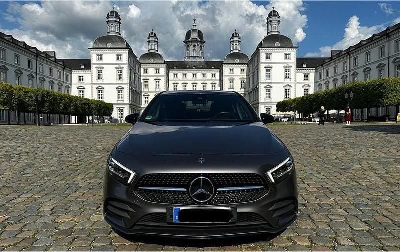 Grau Gebraucht 2018 Mercedes A200 AMG line Kleinwagen | 26.999 € (Etwas zu teuer) - Bild 1/4