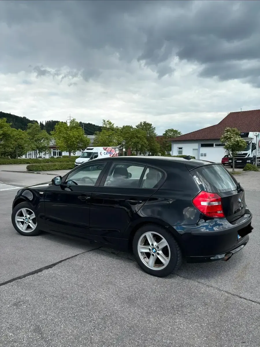 Gebraucht BMW 116 122 PS (89 kW) 2011 Schwarz Kleinwagen