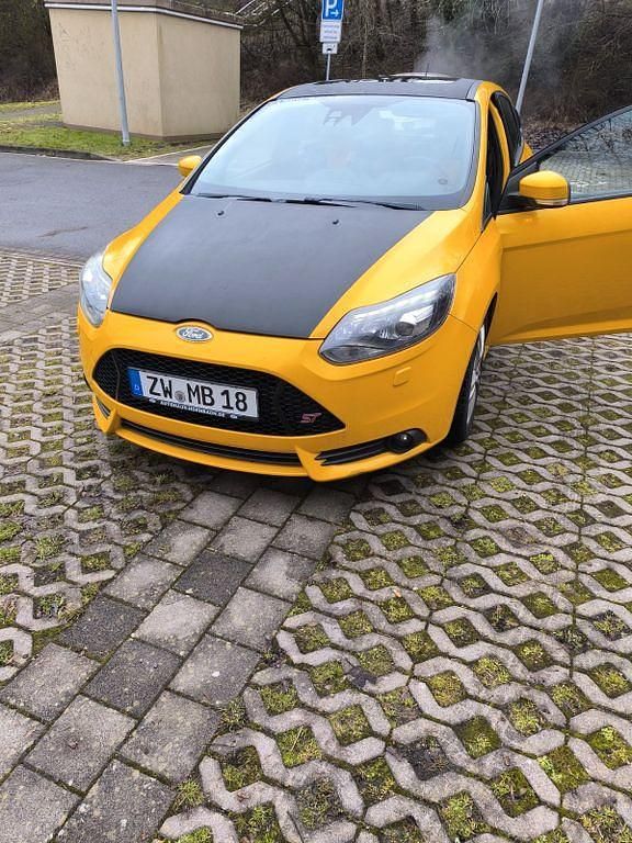 Gebraucht Ford Focus ST 250 PS (183 kW) 2013 Gelb Limousine