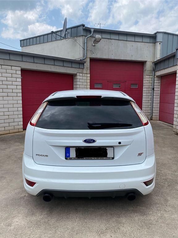 Weiß Gebraucht 2009 Ford Focus ST Limousine | 10.999 € (Teuer) - Bild 1/4