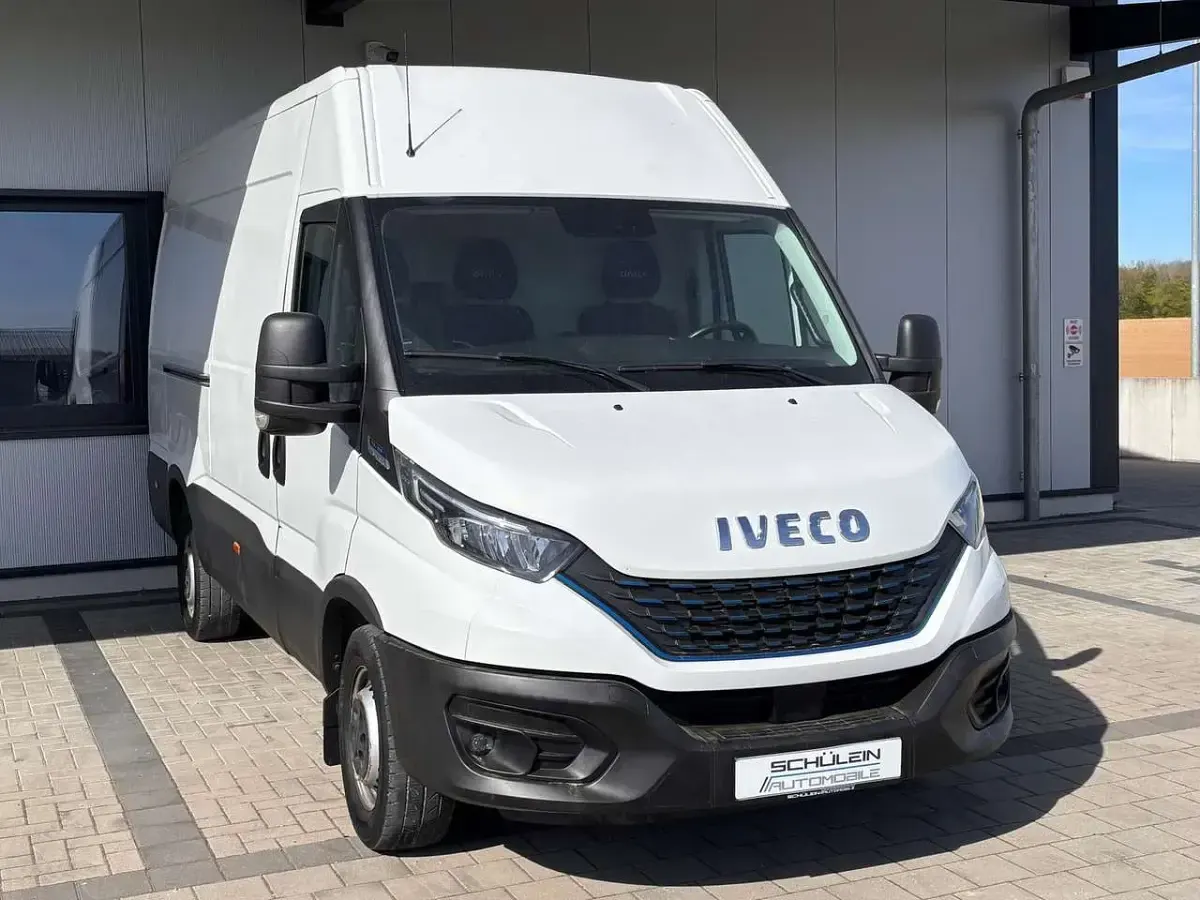 Second-hand Iveco Daily 136 CP (100 kW) 2021 Alb Monovolum