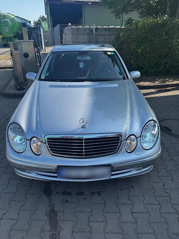 Usata Mercedes E320 204 CV (150 kW) 2005 Grigio Berlina
