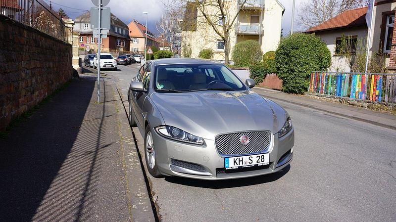 Second-hand Jaguar XF 200 CP (147 kW) 2014 Auriu Berlinǎ