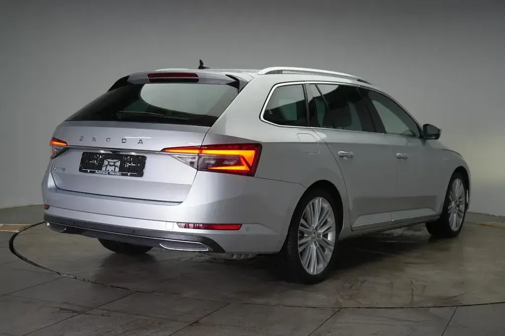 Gebraucht Skoda Superb LAURIN & KLEMENT 190 PS (139 kW) 2022 Silber Limousine
