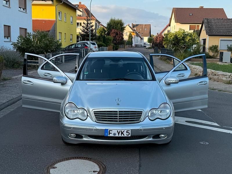 Silber Gebraucht 2001 Mercedes C180 Limousine | 3.200 € (Fairer Preis) - Bild 1/4