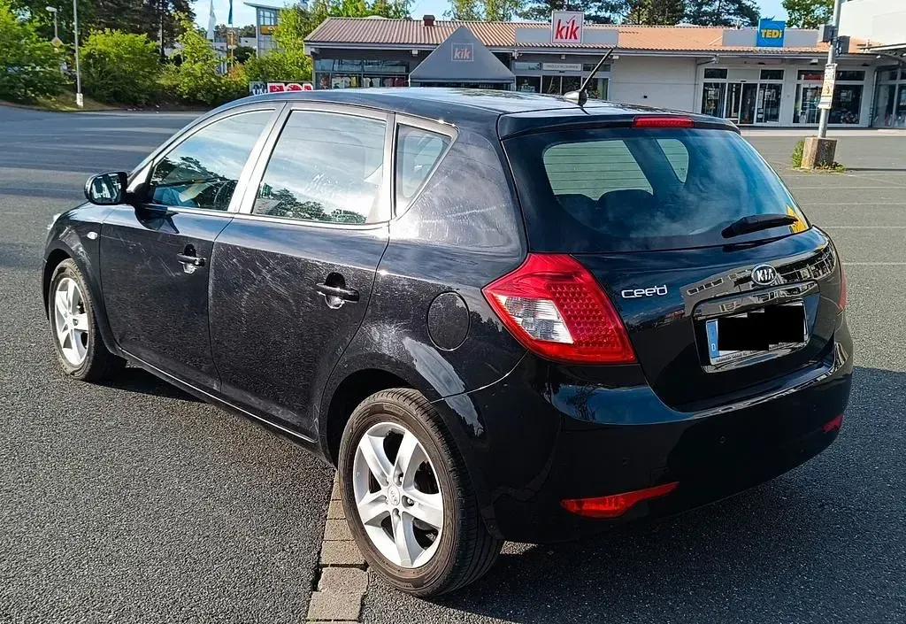 Usado Kia Ceed Edition 7 90 CV (66 kW) 2011 Negro Utilitario