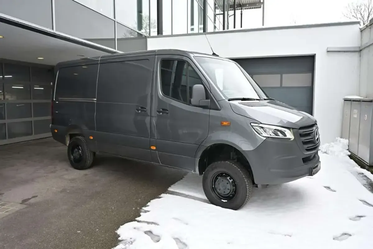 Używany Mercedes Sprinter 190 KM (139 kW) 2024 Szary Van
