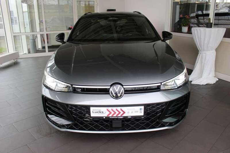 Gebraucht VW Passat R-line 193 PS (141 kW) 2024 Grau (diabasgrau metallic grenadillschwarz metallic) Kombi