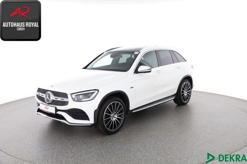 Weiß Gebraucht 2021 Mercedes GLC300e AMG SUV | 42.880 € (Teuer) - Bild 1/4