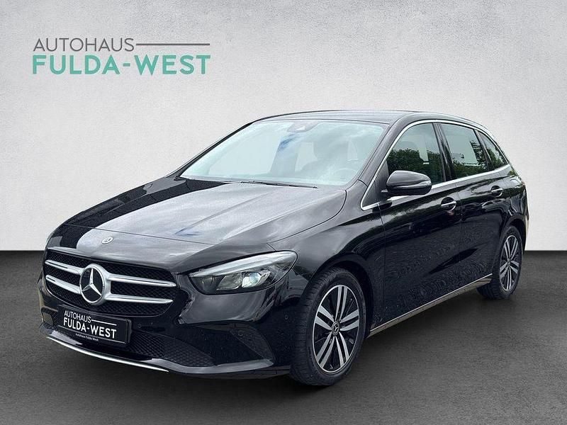 Schwarz Gebraucht 2021 Mercedes 180 Limousine | 20.440 € - Bild 1/4