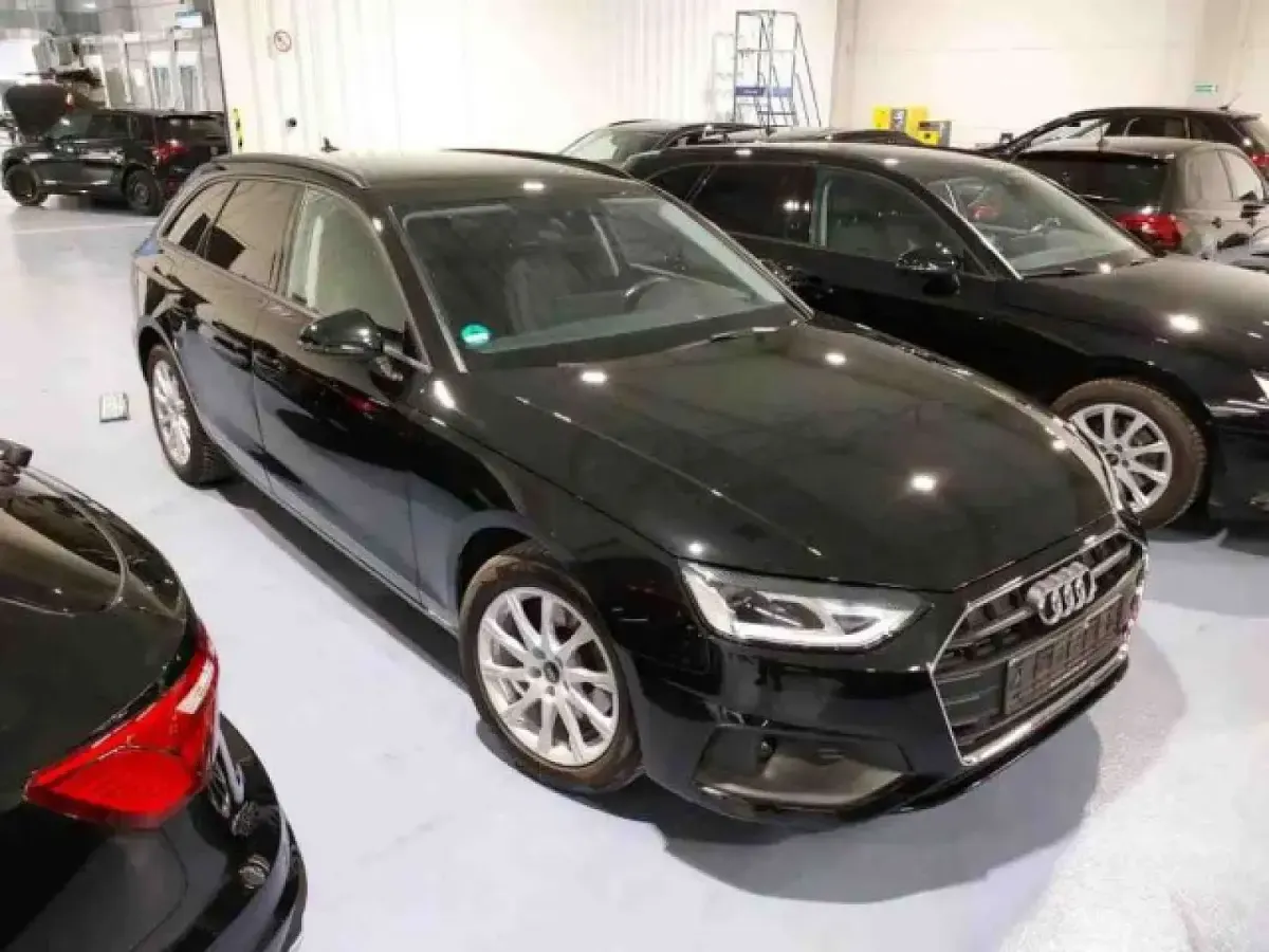 Gebraucht Audi A4 Basis 150 PS (110 kW) 2022 Mythosschwarz metallic Kombi