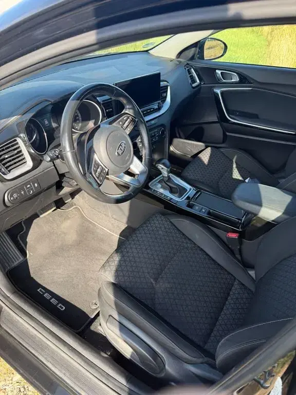 Gebraucht Kia Ceed Spirit 140 PS (102 kW) 2021 Schwarz Kleinwagen