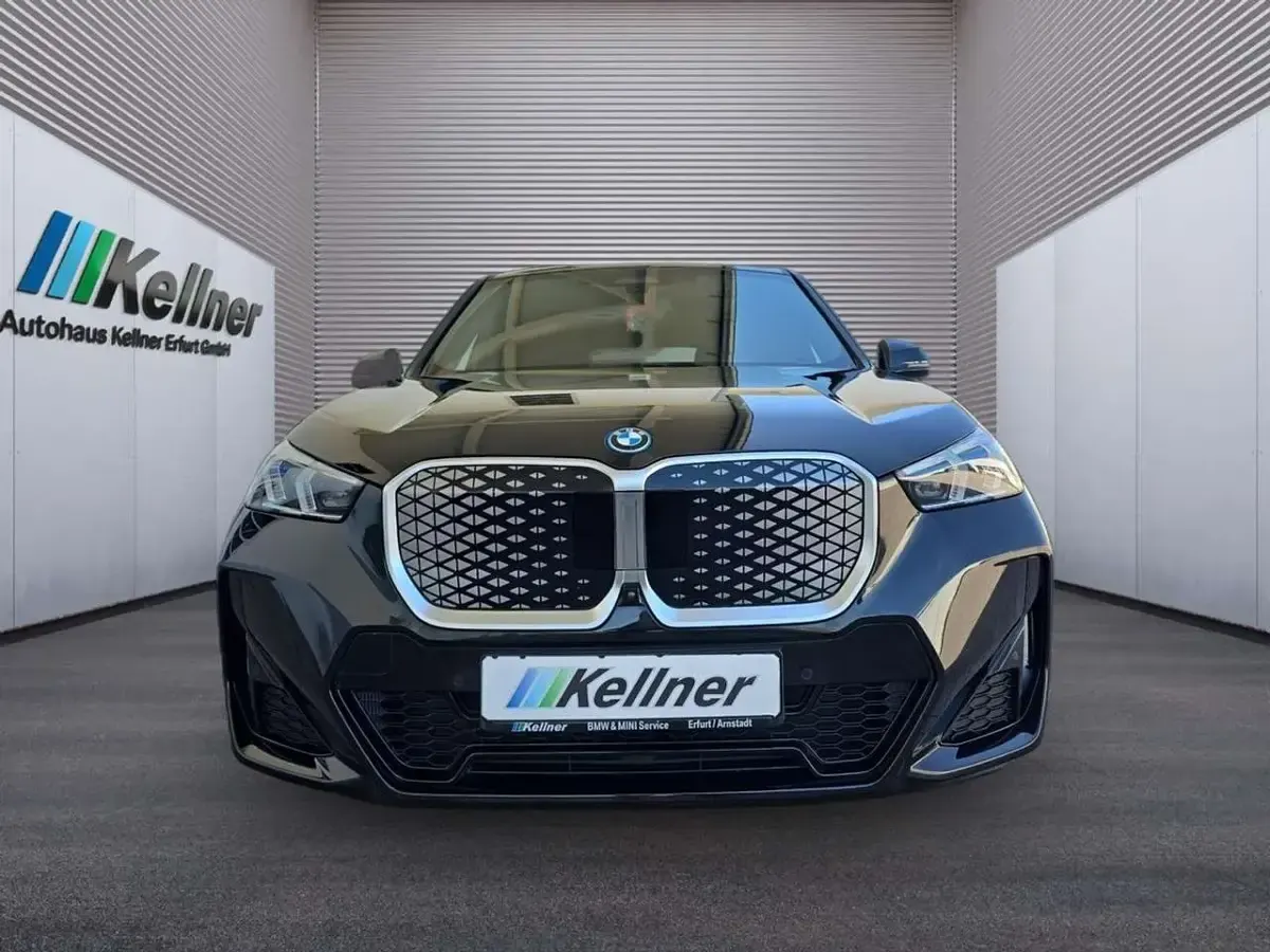 Gebraucht BMW iX1 Luxury Line 230 kW (313 PS) 2024 Saphirschwarz SUV