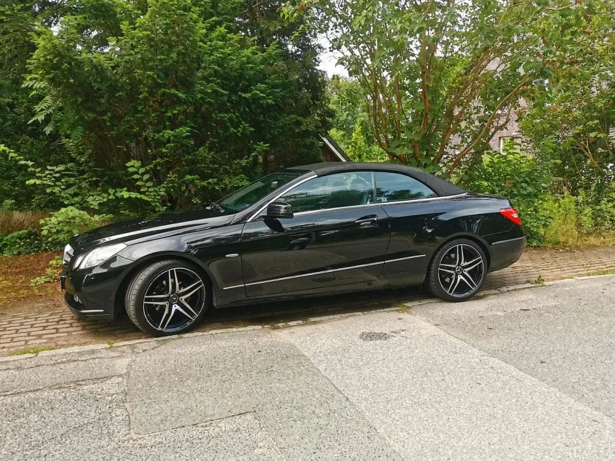 Gebraucht Mercedes E220 170 PS (125 kW) 2011 Schwarz Cabrio