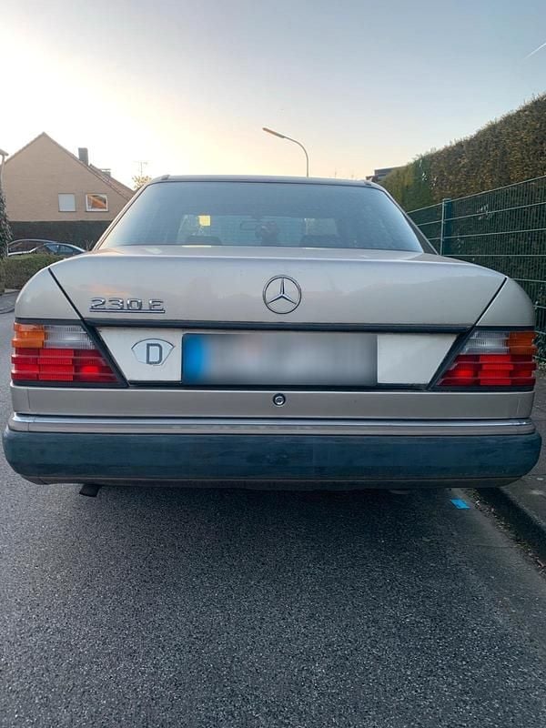 Second-hand Mercedes E230 1988 Berlinǎ