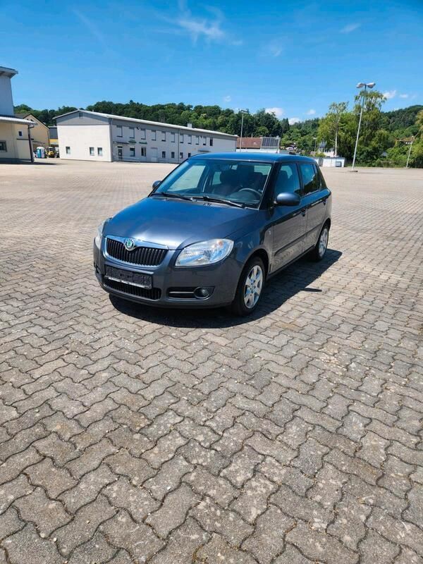 Grau Gebraucht 2009 Skoda Fabia Limousine | 2.800 € (Fairer Preis) - Bild 1/4