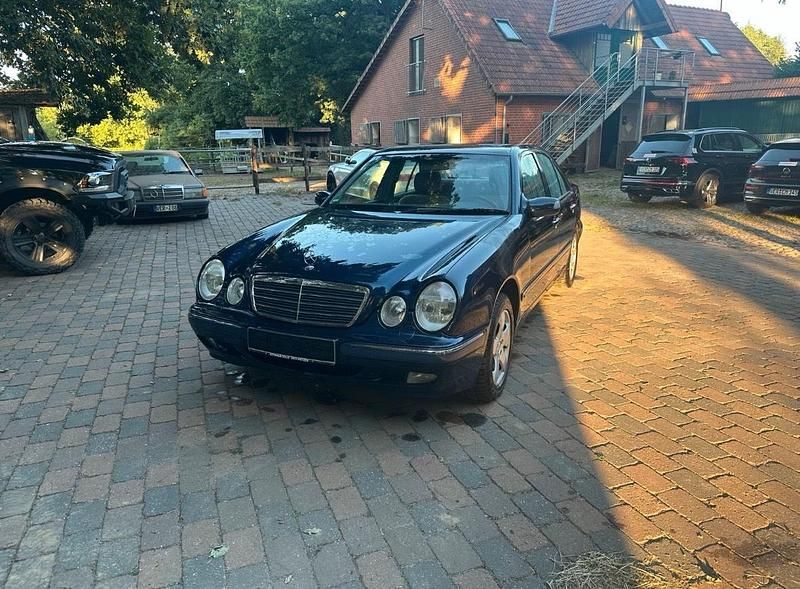 Blau Gebraucht 2000 Mercedes E280 Limousine | 5.650 € (Etwas zu teuer) - Bild 1/4