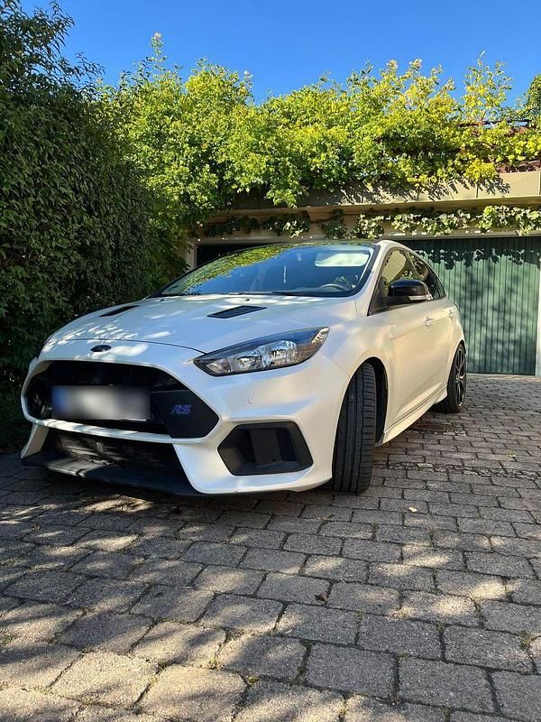 Weiß Gebraucht 2017 Ford Focus Limousine | 16.500 € - Bild 1/4