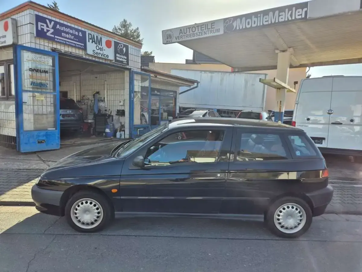 Gebraucht Alfa Romeo 145 103 PS (75 kW) 1998 Schwarz Kleinwagen